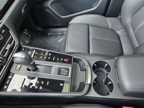 Certified 2025 Porsche Macan image 24