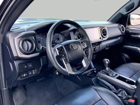 Used 2022 Toyota Tacoma TRD Sport w/ TRD Premium Sport Package AWD/4WD image 17