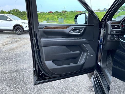 Used 2021 Chevrolet Suburban Premier w/ Premium Package AWD/4WD image 9