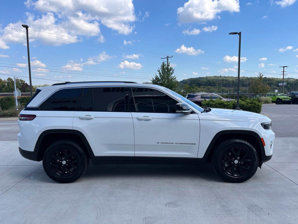Used 2023 Jeep Grand Cherokee Limited AWD/4WD image 22