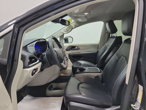 Certified 2023 Chrysler Pacifica Touring-L FWD image 2