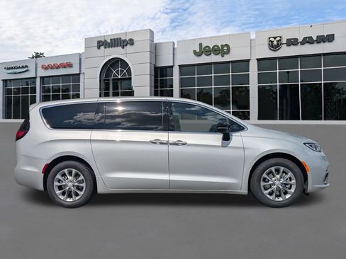 New 2026 Chrysler Pacifica Limited image 2