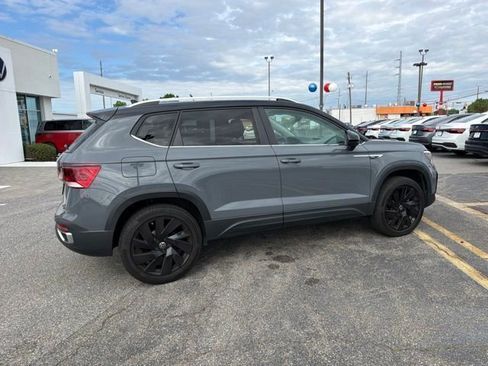 Used 2024 Volkswagen Taos SE w/ Panoramic Sunroof Package AWD/4WD image 4