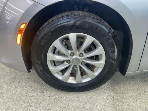 Used 2019 Chrysler Pacifica Touring-L image 33