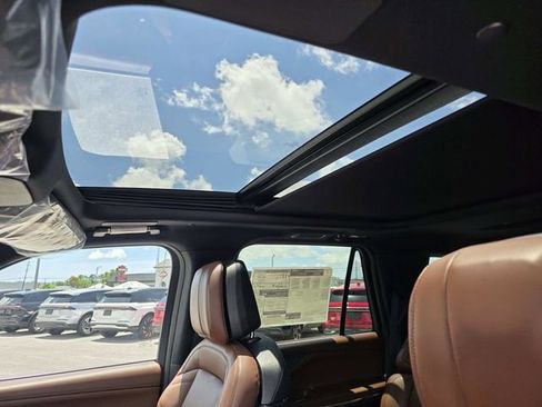 New 2026 Lincoln Navigator Reserve AWD/4WD image 9