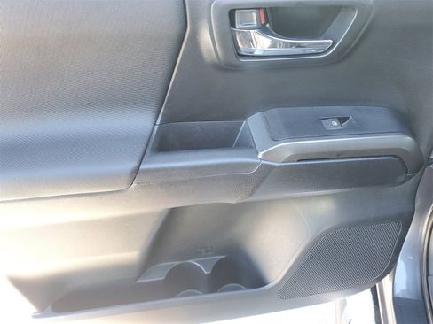 Used 2016 Toyota Tacoma TRD Sport image 16