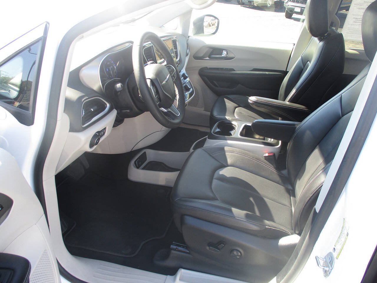 Used 2023 Chrysler Pacifica Touring-L FWD image 17