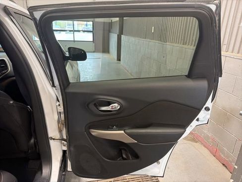Used 2017 Jeep Cherokee Sport FWD image 13
