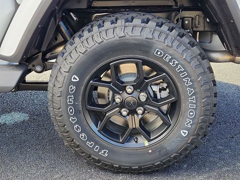 New 2025 Jeep Gladiator Sport image 5