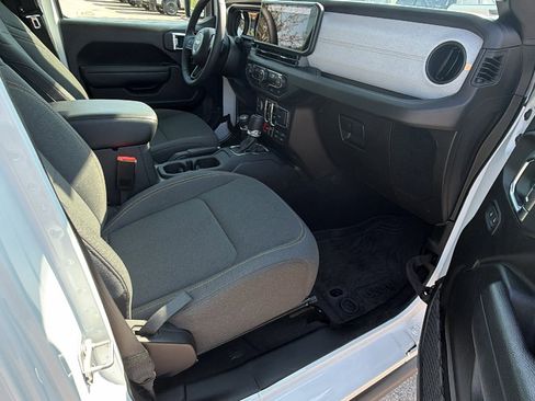 Used 2025 Jeep Wrangler Willys AWD/4WD image 19