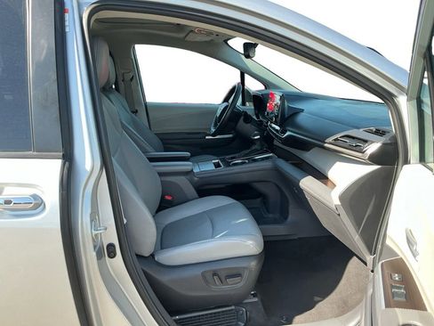 Used 2024 Toyota Sienna XLE FWD image 22