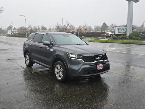 Used 2023 Kia Sorento LX image 3