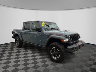 Used 2026 Jeep Gladiator Rubicon w/ Dual Top Group AWD/4WD video 3