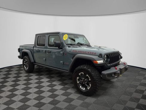 Used 2026 Jeep Gladiator Rubicon w/ Dual Top Group AWD/4WD image 3