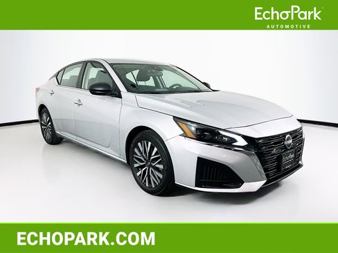 Used 2024 Nissan Altima 2.5 SV image 1