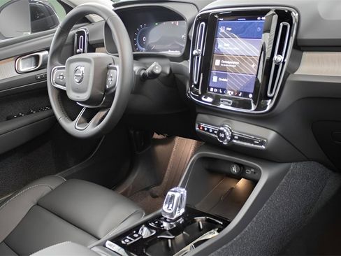 Certified 2025 Volvo XC40 B5 Plus image 24