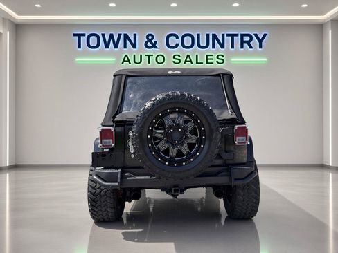 Used 2016 Jeep Wrangler Sahara AWD/4WD image 4