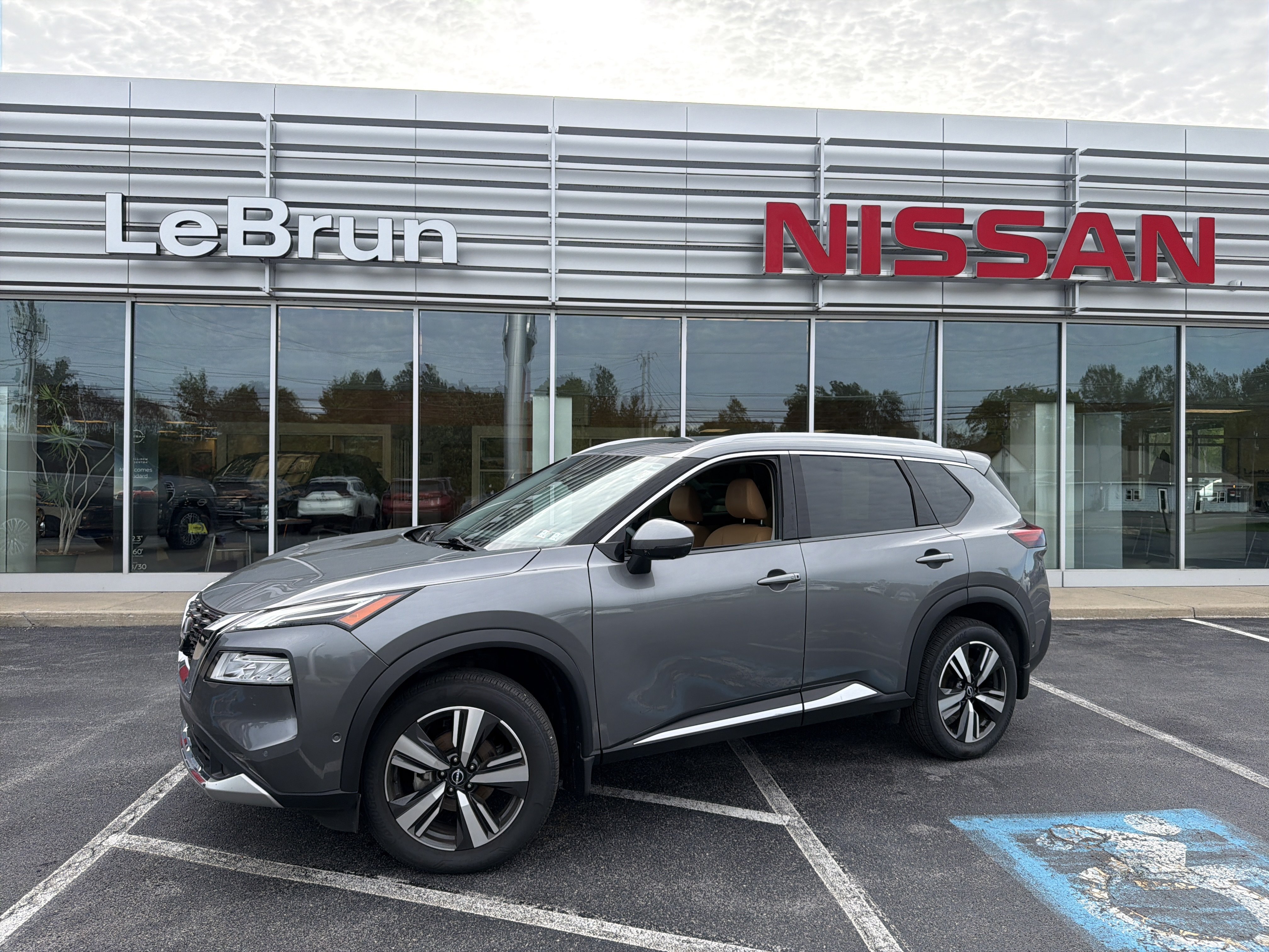 Certified 2023 Nissan Rogue Platinum AWD/4WD image 1