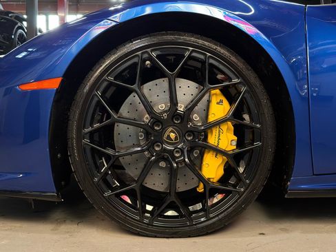 Used 2020 Lamborghini Huracan EVO image 11