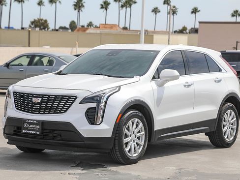 Used 2023 Cadillac XT4 Luxury w/ Cold Weather Package FWD image 3