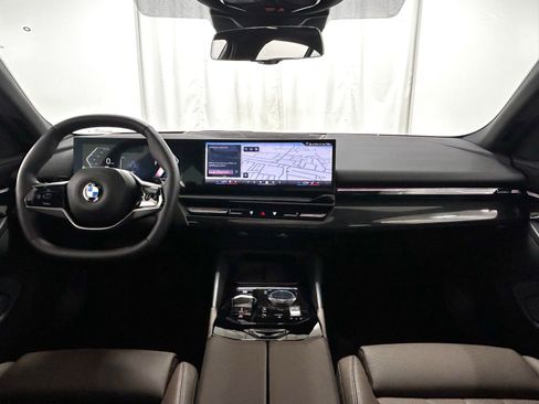 Used 2025 BMW 530i xDrive w/ Premium Package AWD/4WD image 8
