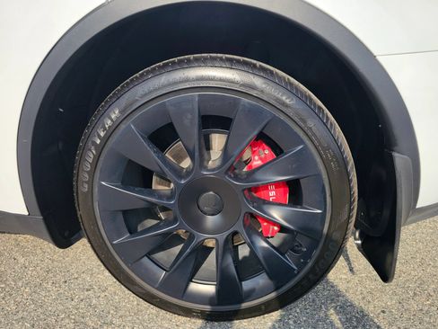 Used 2024 Tesla Model Y Long Range AWD/4WD image 33