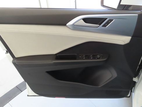 New 2025 Volkswagen Taos SE image 11