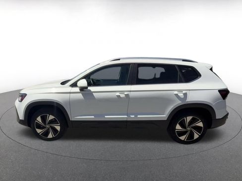 Used 2026 Volkswagen Taos SE AWD/4WD image 8