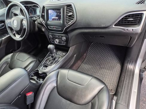Used 2019 Jeep Cherokee Latitude Plus w/ Comfort/Convenience Group AWD/4WD image 17