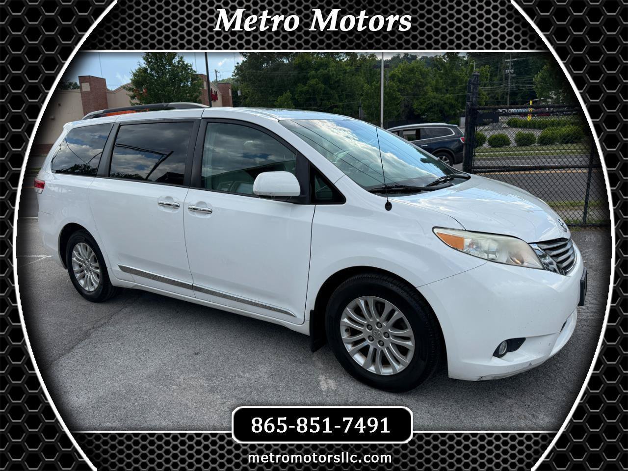 Used 2013 Toyota Sienna XLE w/ Entertainment Pkg FWD image 1