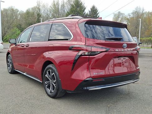 Used 2025 Toyota Sienna Platinum image 23
