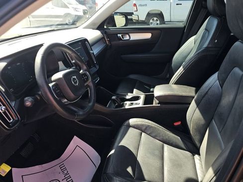 Used 2022 Volvo XC40 T5 Momentum image 9