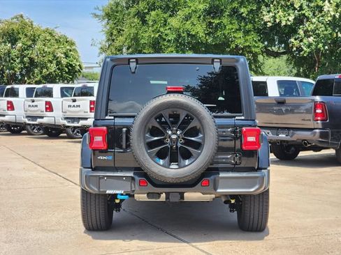 Used 2023 Jeep Wrangler Unlimited Sahara w/ Cold Weather Group AWD/4WD image 6