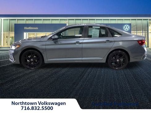 Used 2025 Volkswagen Jetta SE w/ Sunroof Package image 2