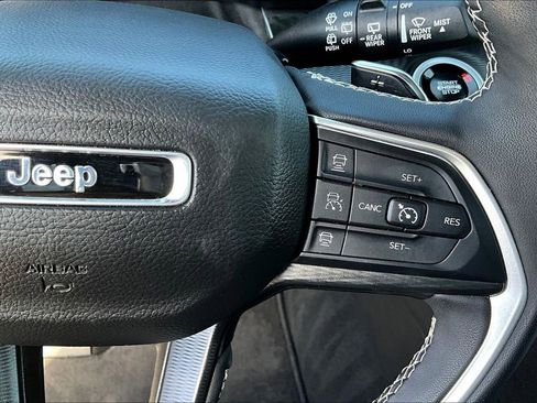 Used 2025 Jeep Grand Cherokee Altitude AWD/4WD image 13
