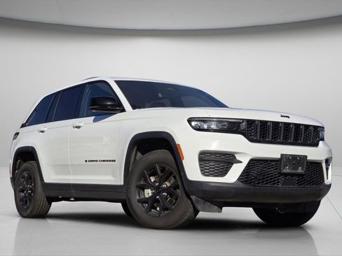 Used 2024 Jeep Grand Cherokee Altitude AWD/4WD image 2