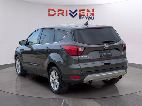 Used 2019 Ford Escape SE image 3