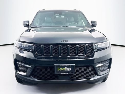 Used 2023 Jeep Grand Cherokee Altitude AWD/4WD image 2