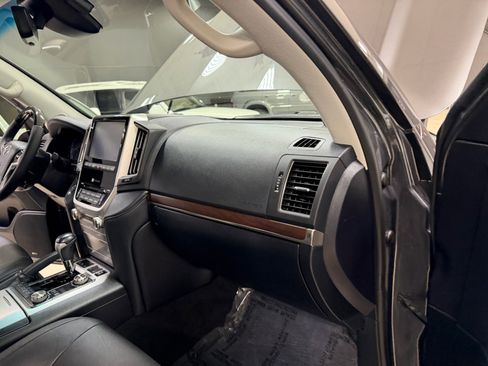 Used 2019 Toyota Land Cruiser image 23