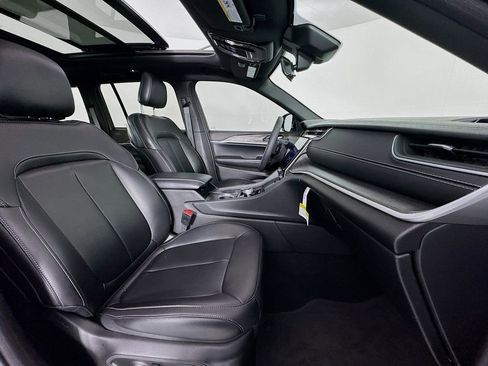 Used 2025 Jeep Grand Cherokee Limited w/ Black Appearance Package image 37