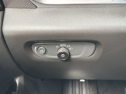 Used 2023 Chevrolet Traverse Premier FWD image 29