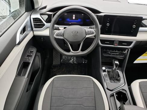 New 2026 Volkswagen Taos SE FWD image 9