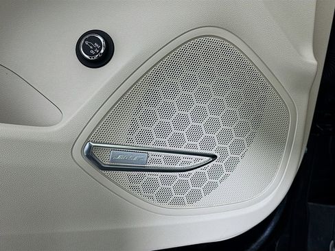 Used 2022 Buick Envision Avenir w/ Technology Package II image 19