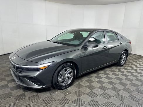 Certified 2025 Hyundai Elantra SE w/ Cargo Package image 7