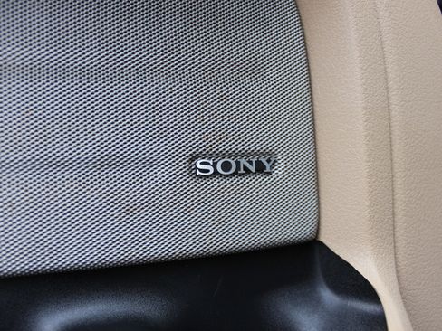 Used 2011 Ford F150 Lariat w/ Lariat Chrome Pkg image 16