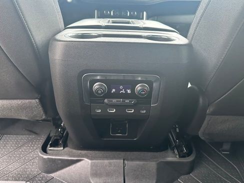 Used 2023 Chevrolet Suburban Z71 image 21