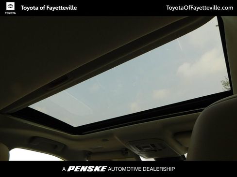 Used 2022 Toyota Highlander XLE AWD/4WD image 7