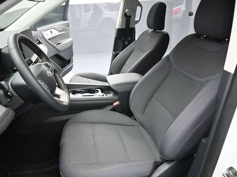 Used 2025 Ford Explorer Active RWD image 10