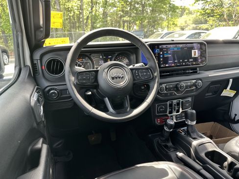 Used 2025 Jeep Wrangler Unlimited Rubicon w/ Convenience Group image 26