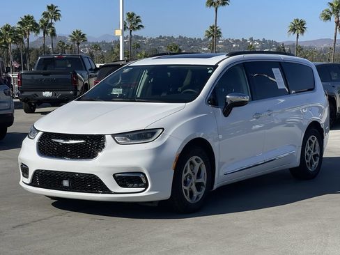 Used 2023 Chrysler Pacifica Limited FWD image 2